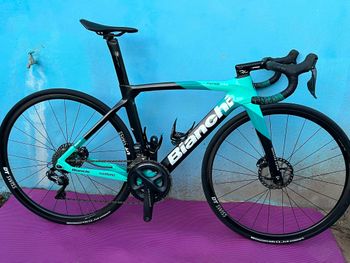 Used Bianchi Oltre XR4 - Ultegra Di2 2022 2022 Road & Gravel, Black — image 2 of 23