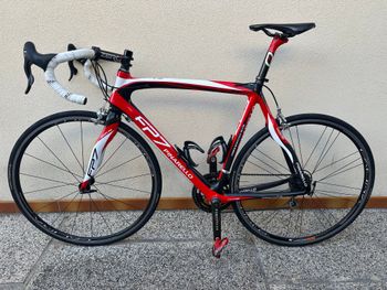 Used Pinarello Pinarello Custom Campagnolo Athena 2012 Road & Gravel, Rot — image 2 of 8