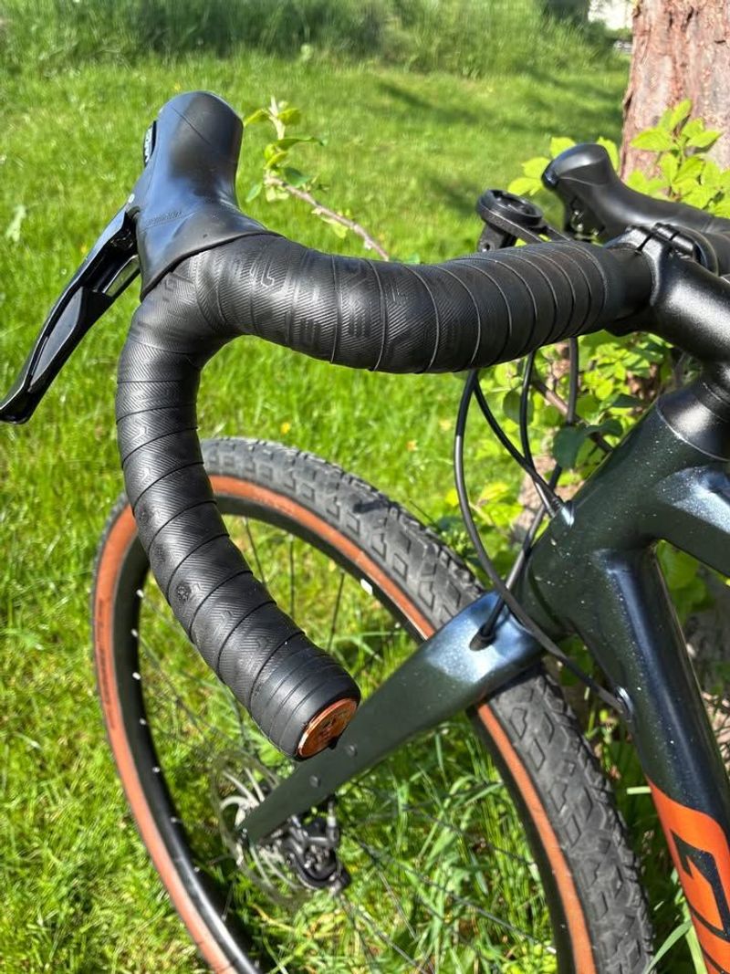 Used Giant Revolt 2 2022 2022 Road & Gravel, Light Gray — image 5 of 6