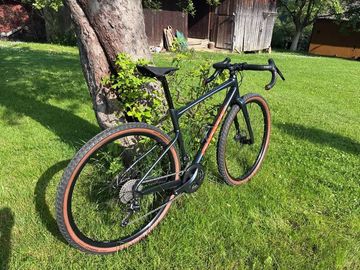 Used Giant Revolt 2 2022 2022 Road & Gravel, Light Gray — image 2 of 6