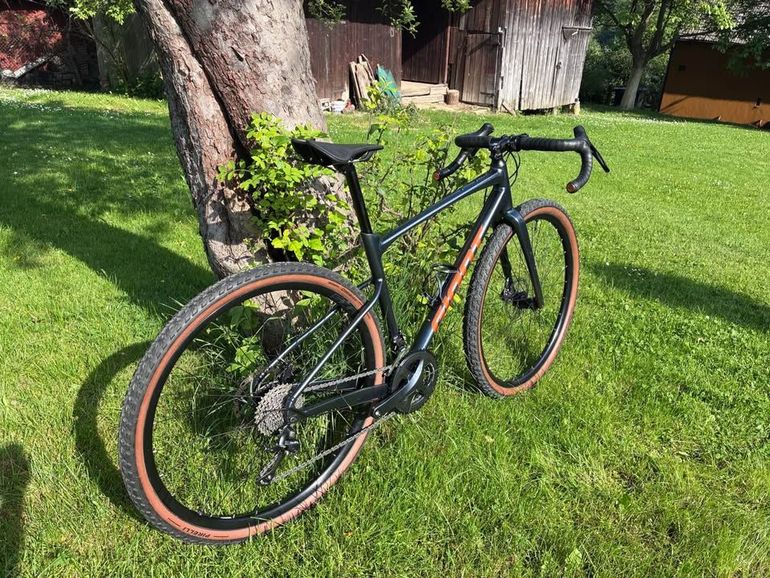 Used Giant Revolt 2 2022 2022 Road & Gravel, Light Gray — image 2 of 6