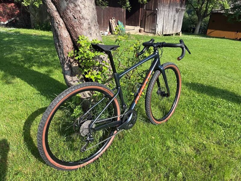 Used Giant Revolt 2 2022 2022 Road & Gravel, Light Gray — image 2 of 6