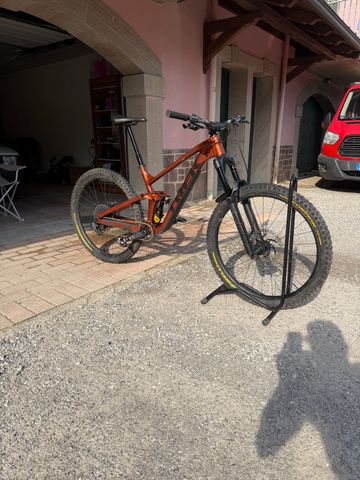 Brugt Trek Slash 8 Gen 5 2023 2023 Mountainbike — billede 1 af 5
