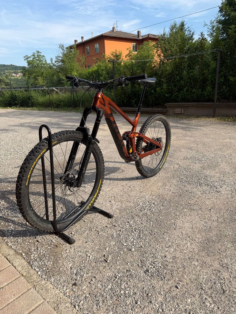 Used Trek Slash 8 Gen 5 2023 2023 Mountainbike, Orange, 29 — image 4 of 5