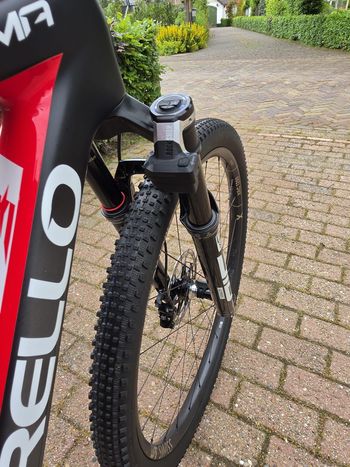 Used Pinarello DOGMA XC RockShox SID Flight Attendant 2025 Mountainbike, Red — image 8 of 8