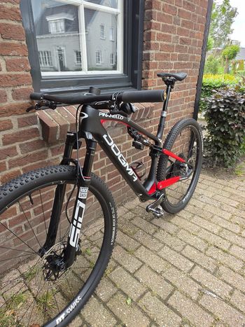 Used Pinarello DOGMA XC RockShox SID Flight Attendant 2025 Mountainbike, Red — image 4 of 8