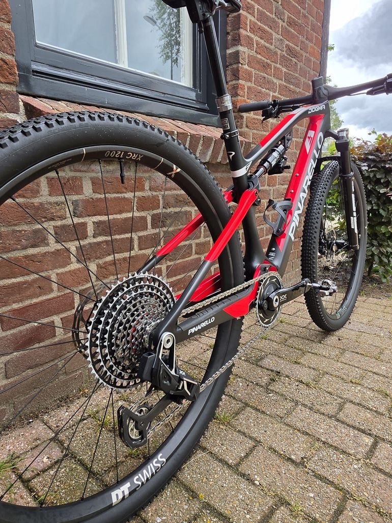 Used Pinarello DOGMA XC RockShox SID Flight Attendant 2025 Mountainbike, Red — image 2 of 8