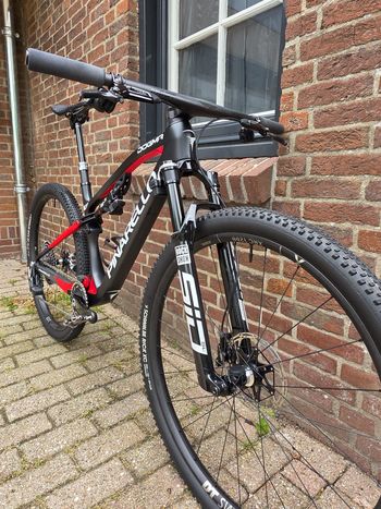 Used Pinarello DOGMA XC RockShox SID Flight Attendant 2025 Mountainbike, Red — image 3 of 8