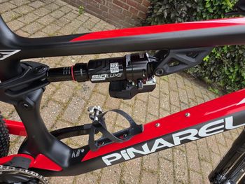 Used Pinarello DOGMA XC RockShox SID Flight Attendant 2025 Mountainbike, Red — image 7 of 8