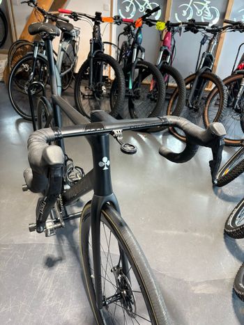 Used Colnago V4Rs Disc Red AXS w/Fulcrum Racing Wind 400 Wheels 2024 2024 Road & Gravel — image 2 of 5