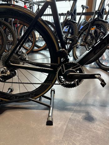 Used Colnago V4Rs Disc Red AXS w/Fulcrum Racing Wind 400 Wheels 2024 2024 Road & Gravel — image 3 of 5
