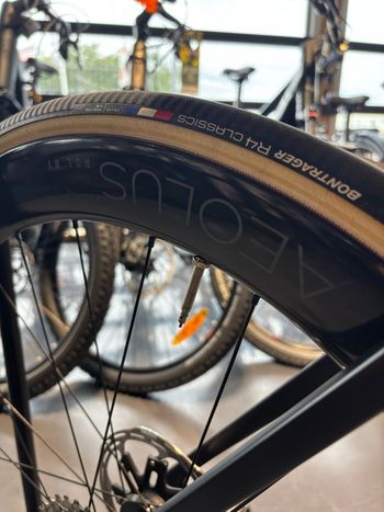 Used Colnago V4Rs Disc Red AXS w/Fulcrum Racing Wind 400 Wheels 2024 2024 Road & Gravel — image 5 of 5