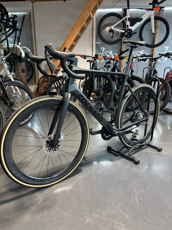 Used Colnago V4Rs Disc Red AXS w/Fulcrum Racing Wind 400 Wheels 2024 2024 Road & Gravel — image 4 of 5