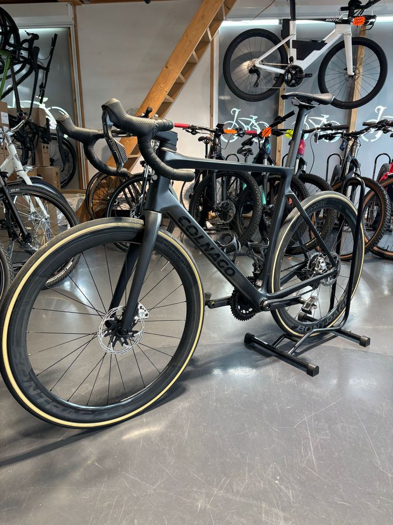 Used Colnago V4Rs Disc Red AXS w/Fulcrum Racing Wind 400 Wheels 2024 2024 Road & Gravel — image 4 of 5