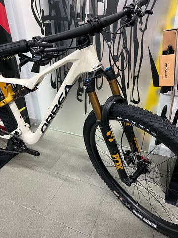 Orbea OIZ M10 2025 2025 Mountainbike usato, Bianco — immagine 5 di 7