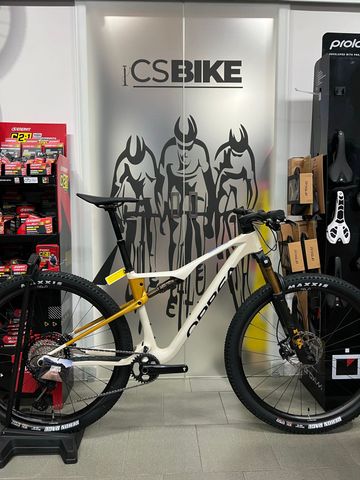 Orbea OIZ M10 2025 2025 Mountainbike usato, Bianco — immagine 1 di 7