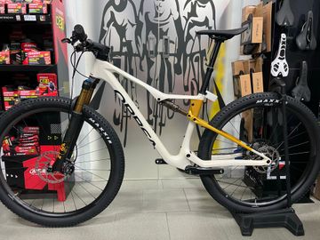 Orbea OIZ M10 2025 2025 Mountainbike usato, Bianco — immagine 2 di 7