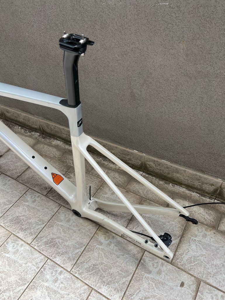 Used Focus Izalco Frameset 2025 Road & Gravel — image 5 of 5