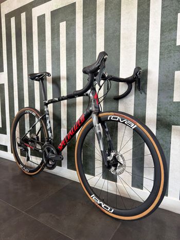 Used Specialized Men's Tarmac Disc Expert 2019 2019 Road & Gravel, Light Gray — image 2 of 5