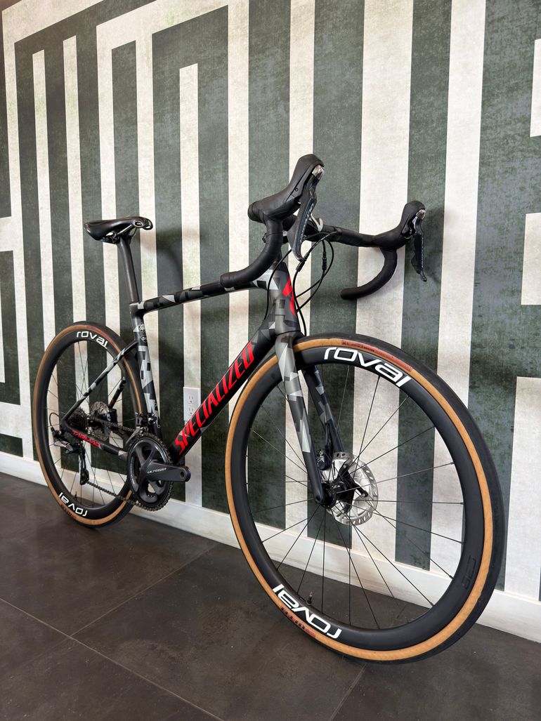 Used Specialized Men's Tarmac Disc Expert 2019 2019 Road & Gravel, Light Gray — image 2 of 5