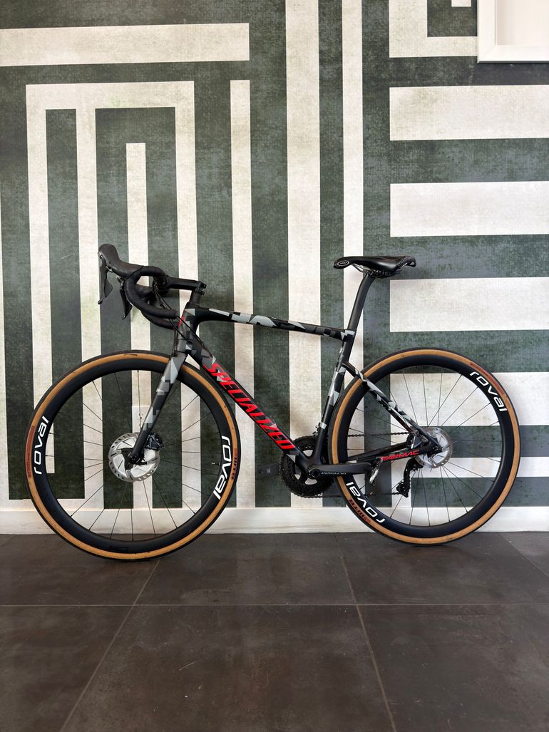 Used Specialized Men's Tarmac Disc Expert 2019 2019 Road & Gravel, Light Gray — image 3 of 5