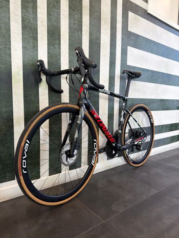 Used Specialized Men's Tarmac Disc Expert 2019 2019 Road & Gravel, Light Gray — image 4 of 5