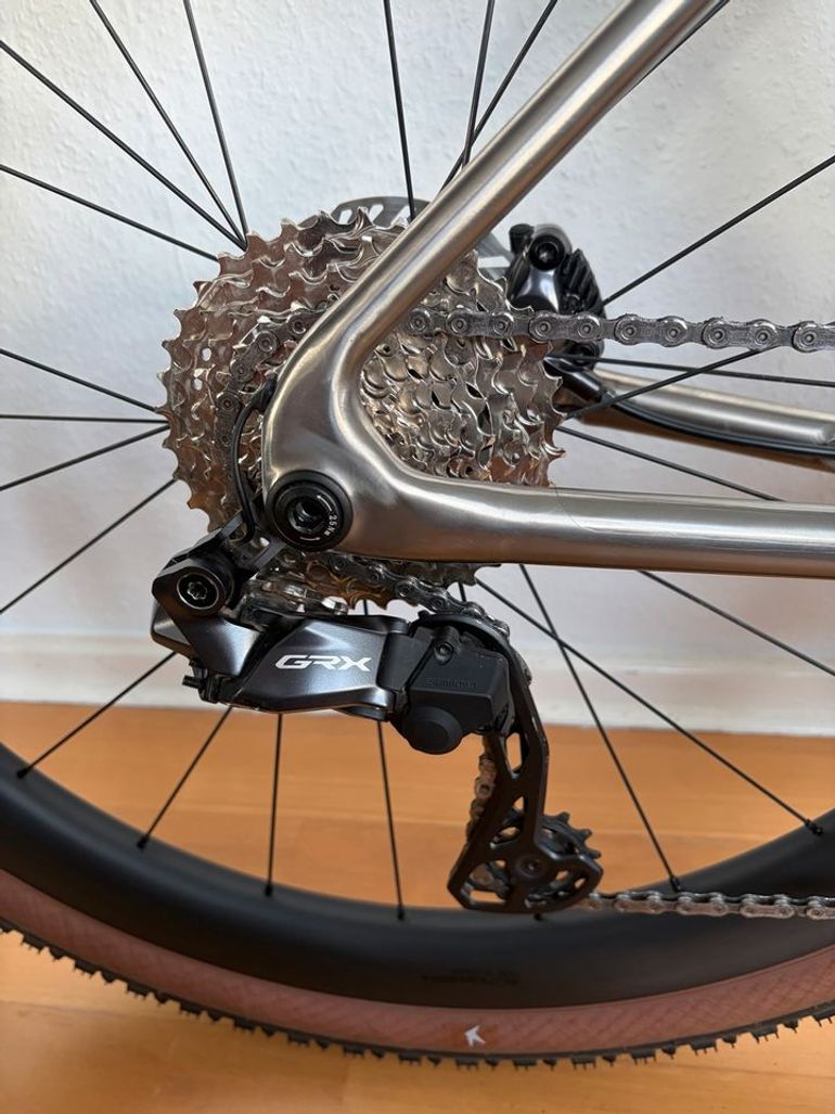 Used Custom Waltly Titanium Gravel Bike - Shimano Ultegra/GRX Di2 12s Custom Titan Waltly Gravel Rad Ultegra GRX Di2 12s 2025 Road & Gravel, Light Gray — image 4 of 11