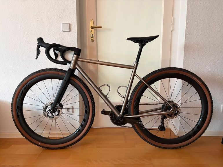 Used Custom Waltly Titanium Gravel Bike - Shimano Ultegra/GRX Di2 12s Custom Titan Waltly Gravel Rad Ultegra GRX Di2 12s 2025 Road & Gravel, Light Gray — image 2 of 11