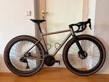 Used Custom Waltly Titanium Gravel Bike - Shimano Ultegra/GRX Di2 12s Custom Titan Waltly Gravel Rad Ultegra GRX Di2 12s 2025 Road & Gravel