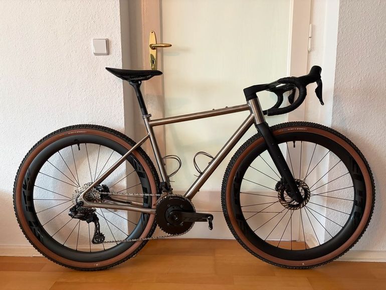 Used Custom Waltly Titanium Gravel Bike - Shimano Ultegra/GRX Di2 12s Custom Titan Waltly Gravel Rad Ultegra GRX Di2 12s 2025 Road & Gravel, Light Gray — image 1 of 11