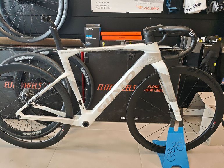 Used gusto gtr Gusto gtr Custom Frameset 2024 Road & Gravel — image 1 of 3