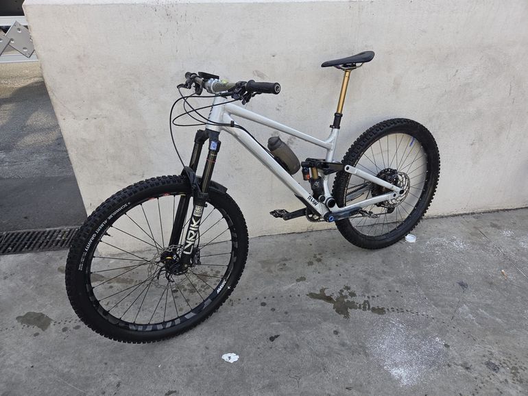 Used RAAW Jibb Shimano Deore 2023 Mountainbike, Grigio chiaro — image 1 of 4
