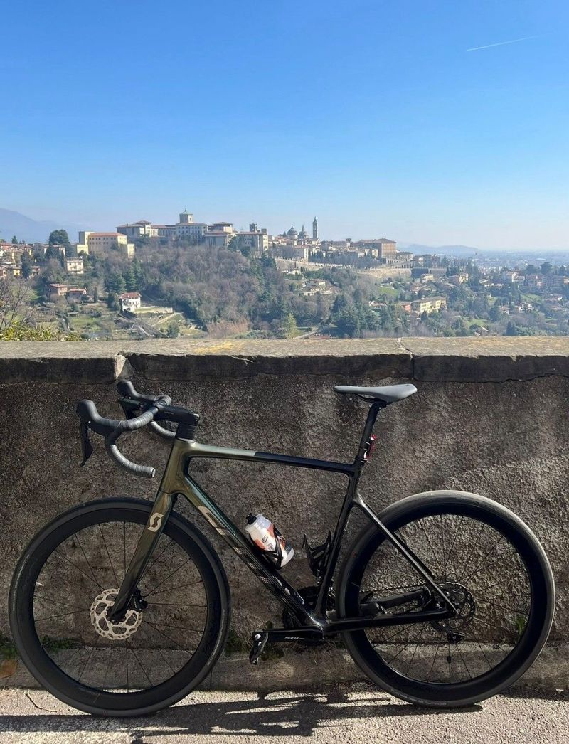 Used Scott Addict 30 2024 2024 Road & Gravel, Green — image 1 of 3