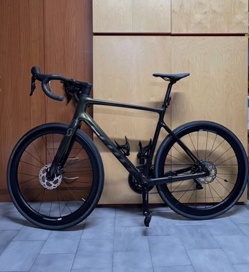 Used Scott Addict 30 2024 2024 Road & Gravel, Green — image 2 of 3
