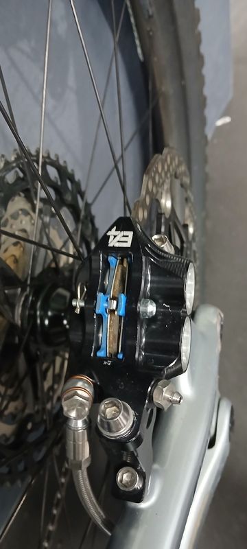 Used Specialized Enduro Shimano Deore XT 2022 Mountainbike, Light Gray, Mixed — image 9 of 11
