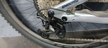 Used Specialized Enduro Shimano Deore XT 2022 Mountainbike, Light Gray, Mixed — image 5 of 11