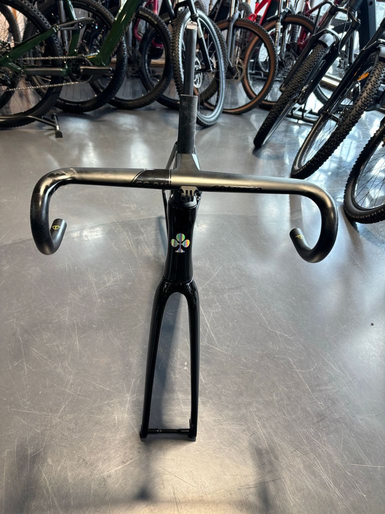 Used Colnago V4Rs Shimano Dura Ace Di2 2025 Frameset 2025 Road & Gravel — image 3 of 5
