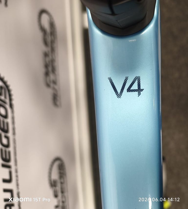 Used Colnago V4 Shimano 105 Di2 2025 2025 Road & Gravel, Blue — image 3 of 3