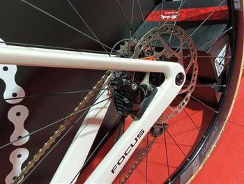 Used Focus Focus Izalco Max 8.7 Disc 2024 Road & Gravel — image 9 of 12