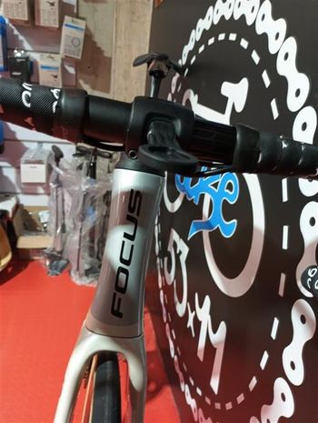 Used Focus Focus Izalco Max 8.7 Disc 2024 Road & Gravel — image 8 of 12