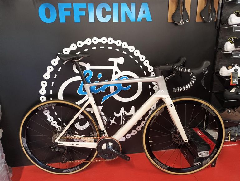 Used Focus Focus Izalco Max 8.7 Disc 2024 Road & Gravel — image 1 of 12