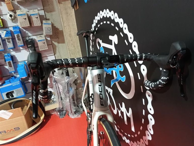 Used Focus Focus Izalco Max 8.7 Disc 2024 Road & Gravel — image 7 of 12