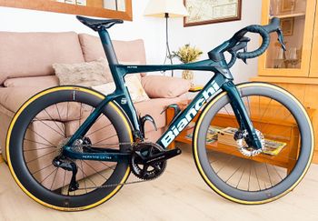 Used BIANCHI OLTRE RC REPARTO CORSE 140 TH ANIVERSARIO CUADRO 001 RUEDAS RESERVE ZIPP BIANCHI OLTRE RC REPARTO CORSE 140 TH ANIVERSARIO CUADRO 001 RUEDAS RESERVE ZIPP Custom Shimano Ultegra Di2 2026 Road & Gravel