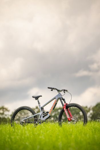 Used Santa Cruz Nomad SRAM XX Eagle AXS (T-Type) 2023 Mountainbike, Light Gray, Mixed — image 8 of 12