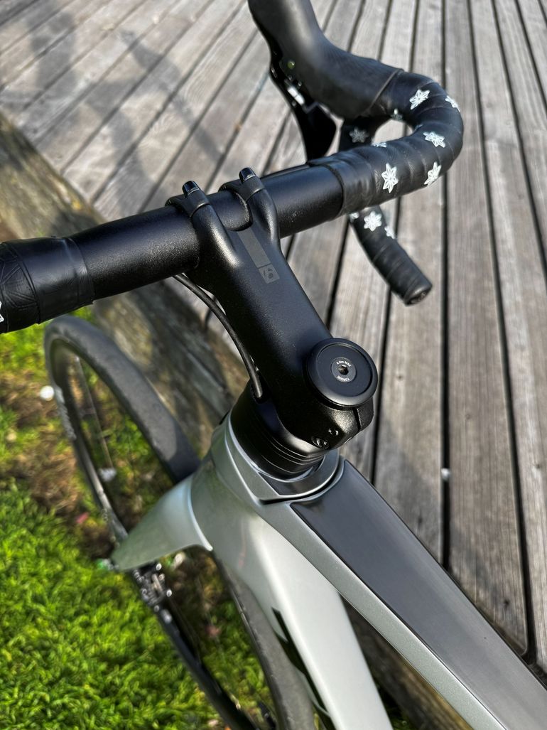 Used Trek Émonda SL 5 Disc 2022 2022 Road & Gravel, Hellgrau — image 10 of 17