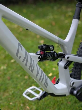 Used Canyon Spectral Mullet CF 8 CLLCTV 2024 2024 Mountainbike, White, 29, 27.5 — image 4 of 11