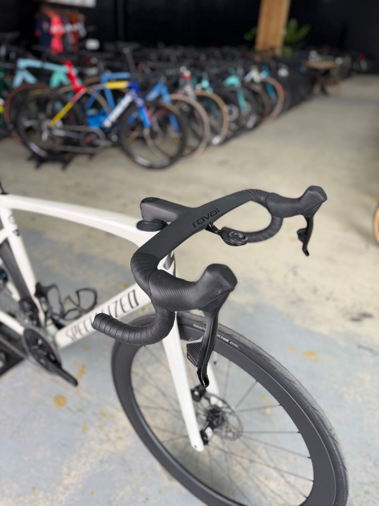 Used Specialized Tarmac SL7 AXS Carbon 2023 Road & Gravel, Weiß — image 4 of 18