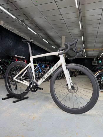 Used Specialized Tarmac SL7 AXS Carbon 2023 Road & Gravel, Weiß — image 2 of 18