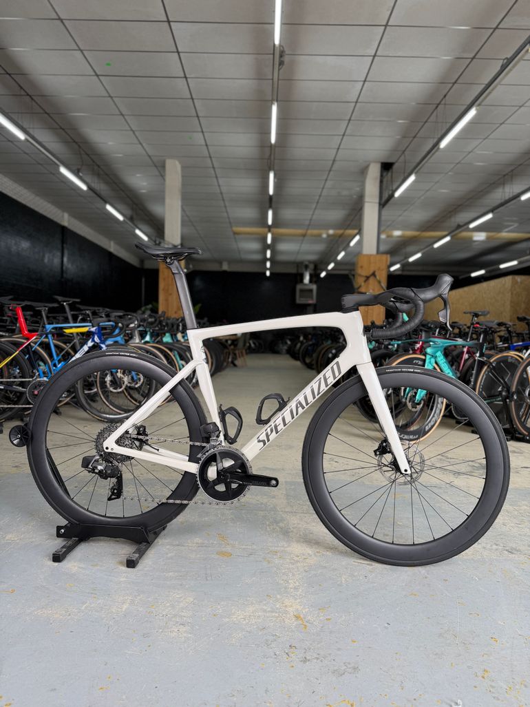 Used Specialized Tarmac SL7 AXS Carbon 2023 Road & Gravel, Weiß — image 1 of 18