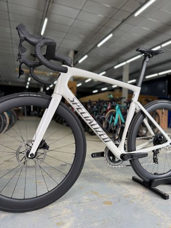 Used Specialized Tarmac SL7 AXS Carbon 2023 Road & Gravel, Weiß — image 16 of 18